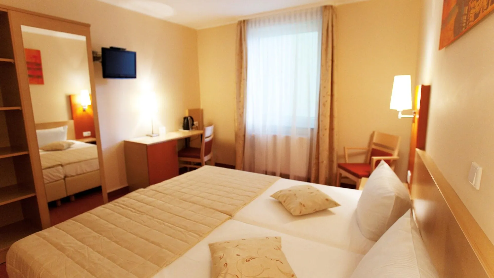 ***  Atomis Hotel Duesseldorf City Almanya